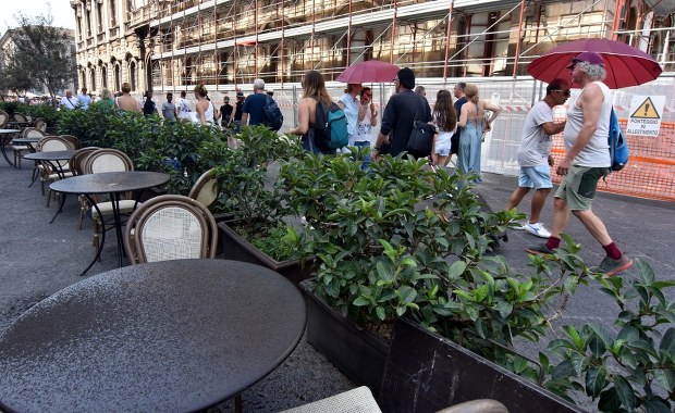 Gruba warstwa pyłu wulkanicznego pokryła Katanię