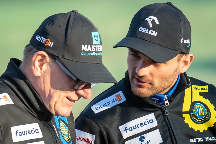 Grudziądz, 29.04.2022. Menedżer Moje Bermudy Stali Gorzów Stanisław Chomski (L) i zawodnik drużyny Bartosz Zmarzlik (P) podczas meczu 4. kolejki żużlowej Ekstraligi z ZooLeszcz GKM Grudziądz / 	Tytus Żmijewski    /PAP