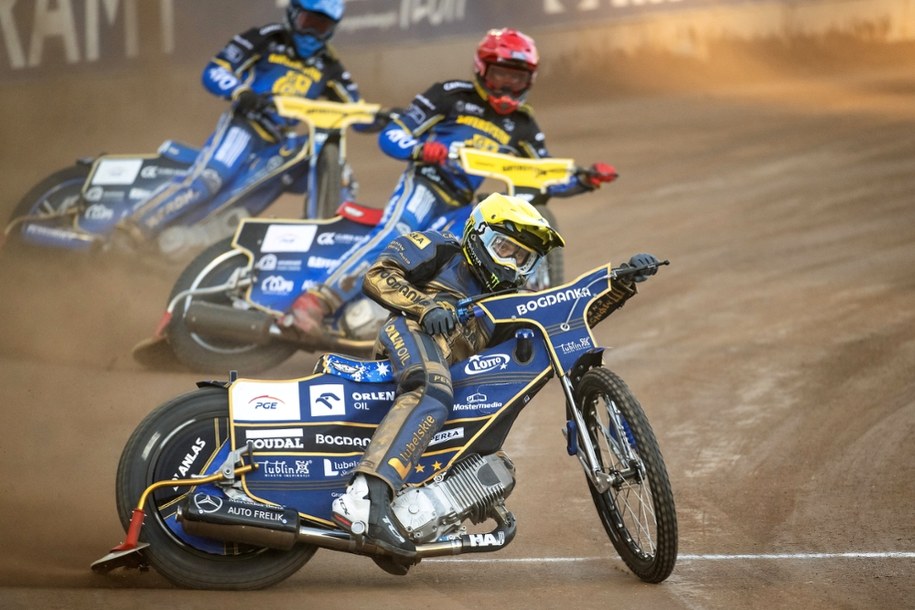 Grudziądz, 29.05.2025. Max Fricke (kask czerwony) i Jakub Miśkowiak (niebieski) z Bayersystem GKM Grudziądz oraz Jack Holder (żółty) z Orlen Oil Motoru Lublin podczas meczu żużlowej Ekstraligi /Tytus Żmijewski /PAP