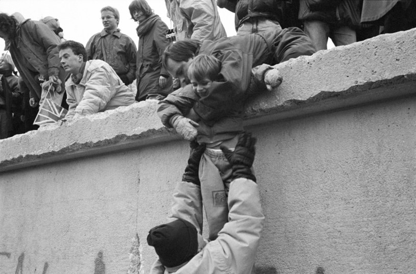 Grudzień 1989 roku. Berlińczycy wspinają się na mur /Getty Images/Flash Press Media