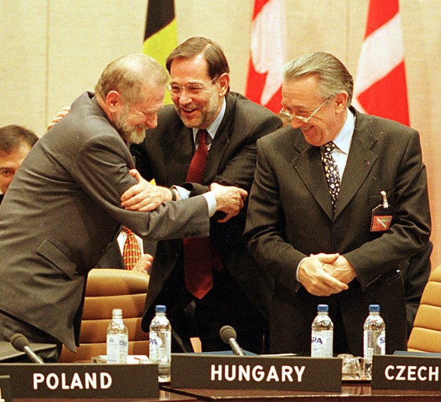 Grudzień 1997 roku: W chwilę po podpisaniu przez16 szefow dyplomacji państw członkowskich protokołów o rozszerzeniu Paktu sekretarz generalny NATO Javier Solana gratuluje ministrowi spraw zagranicznych Polski Bronisławowi Geremkowi (z lewej). Obok szef dyplomacji Węgier - Laszlo Kovacs..