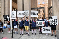 „Gruntujemy cnoty niewieście”. Protest przed siedzibą MEiN