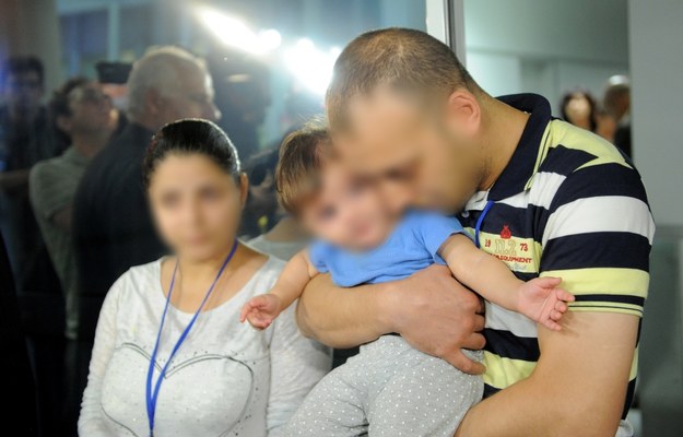 Grupa 50 rodzin syryjskich chrześcijan na lotnisku Okęcie w Warszawie po przylocie wyczarterownym samolotem z Bejrutu /Marcin Obara /PAP