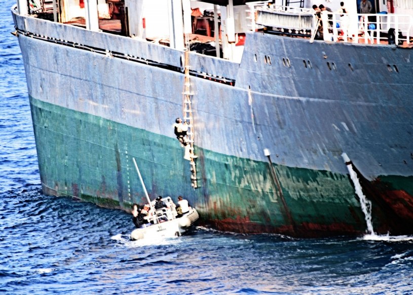 Grupa abortażowa z niszczyciela USS "James E. Williams" wchodzi na pokład koreańskiego frachtowca, zajętego przez piratów /East News