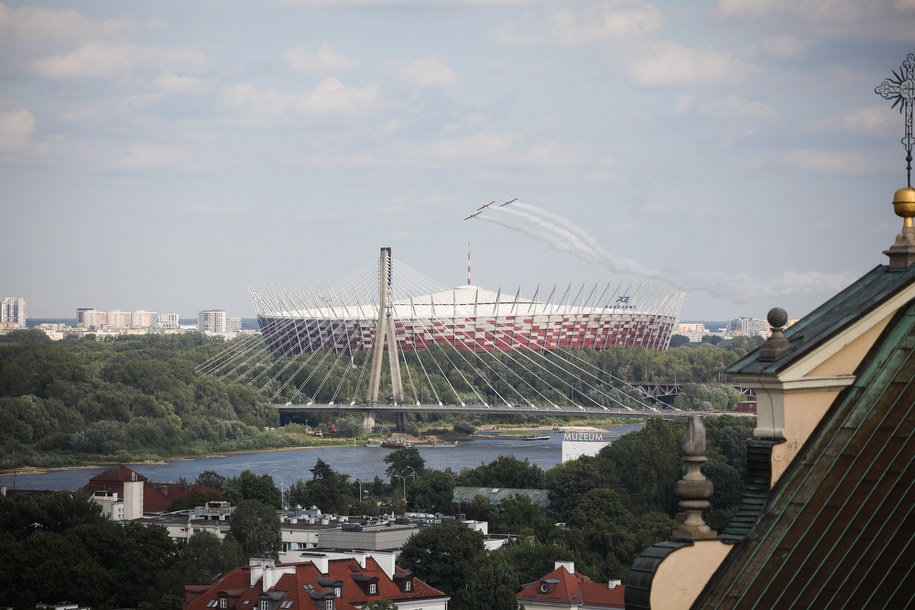 Grupa Akrobacyjna Żelazny podczas specjalnego przelotu nad Warszawą / 	Leszek Szymański    /PAP