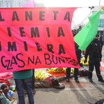 Grupa aktywistów blokuje skrzyżowanie w centrum Warszawy