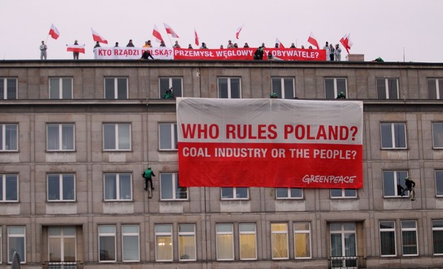 Grupa aktywistów weszła na dach siedziby resortu i skąd rozwiesiła na elewacji budynku transparenty z hasłem "Kto rządzi Polską? Przemysł węglowy czy obywatele?" w języku polskim i angielskim /Radek Pietruszka /PAP