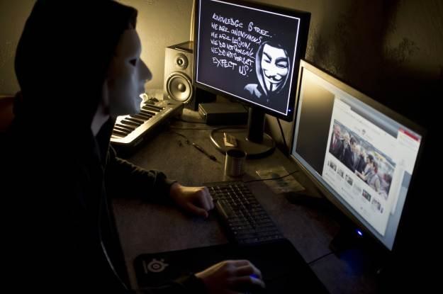 Grupa Anonymous - haktywiści, hakerzy, rewolucjoniści, terroryści, zadymiarze - wiele mają imion /AFP