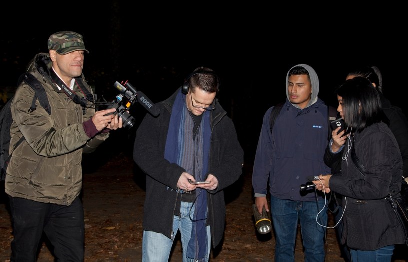 Grupa badaczy zjawisk paranormalnych podczas próby łapania sygnałów EVP /123RF/PICSEL