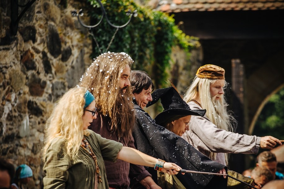 Grupa czarodziejów prezentuje swoje niezwykłe umiejętności, wprowadzając uczestników festiwalu w świat zaklęć i tajemnic /Maciej Chyra