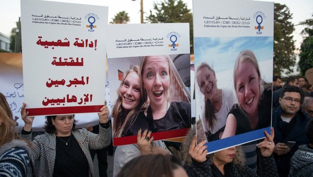 Grupa demonstrujących przed ambasadą Danii w Rabacie /Jalal Morchidi /PAP/EPA