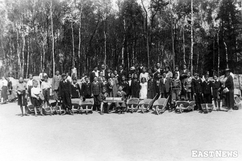 Grupa dzieci i dorosłych podczas sypania kopca Piłsudskiego na Sowińcu. Kraków 1935 r. /Zbiory Muzeum Niepodległości /East News