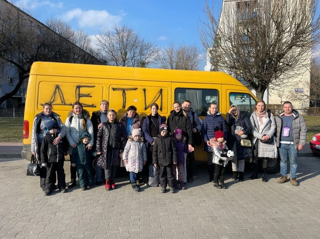 Grupa dzieci i mam ocalonych z okolic Czernihowa przez pana Henryka (zdjęcie z 16 marca) /Serce Dzieciom - Fundacja Przyjaciół Wilna i Grodna /Facebook