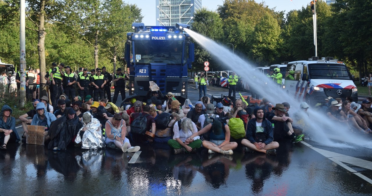 Grupa Extinction Rebellion zablokowała autostradę A12 w Hadze /AFP