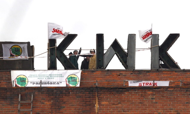 Grupa górników protestująca na dachu jednego z budynków na terenie ruchu "Centrum" w KWK Bobrek-Centrum w Bytomiu /PAP/Andrzej Grygiel    /PAP