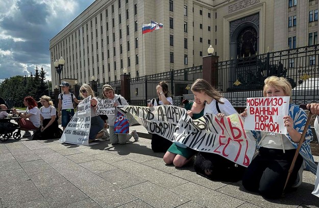 Grupa kobiet klęcząca przed Ministerstwem Obrony w Moskwie. /HANDOUT/AFP/East News /East News