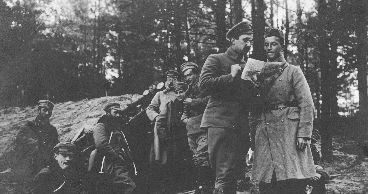 Grupa legionistów w okopach. Widoczni m.in.: Władysław Belina-Prażmowski (drugi z lewej), Edward Rydz-Śmigły (trzeci z lewej), Kazimierz Sosnkowski (stoi, z gazetą). /Z archiwum Narodowego Archiwum Cyfrowego
