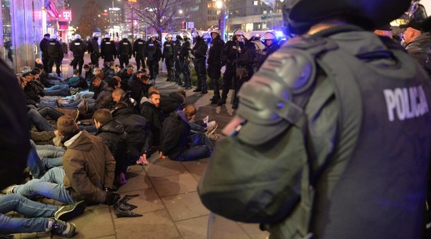 Grupa licząca ponad 100 osób zaatakowała policyjne radiowozy przejeżdżające ulicą Marszałkowską. Kibice przyjechali do stolicy na wieczorny mecz Legia - Lazio w ramach Ligi Europejskiej /Radek Pietruszka /PAP