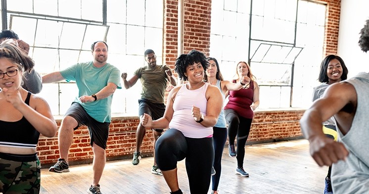 Grupa ludzi na zajęciach zumba /materiały promocyjne