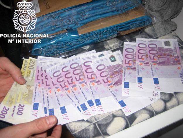 Grupa mafijna zajmowała się praniem w Katalonii brudnych pieniędzy z Rosji /AFP