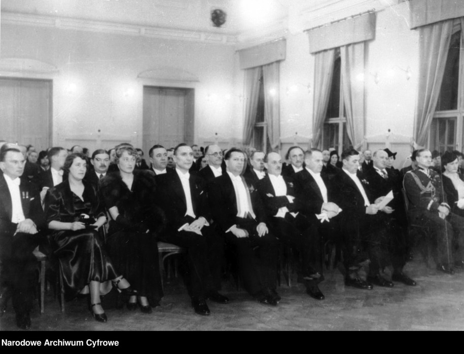 Grupa mężczyzn i kobiet w strojach wieczorowych /foto. Narodowe Archiwum Cyfrowe /