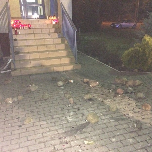 Grupa młodych ludzi zaatakowała policjantów, a potem kamienie poleciały w stronę siedziby policji /Grzegorz Kwolek /RMF FM