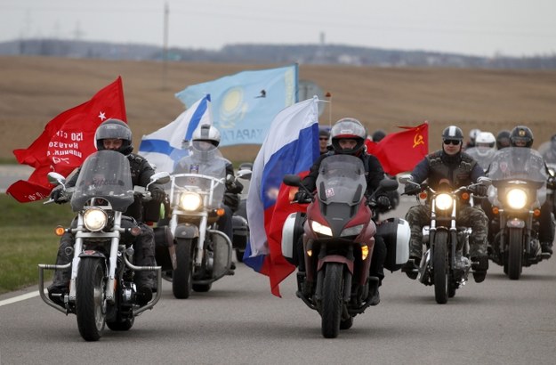 Grupa motocyklistów z Rosji przyjechała na Kurhan Sławy pod Mińskiem /TATYANA ZENKOVICH  /PAP/EPA