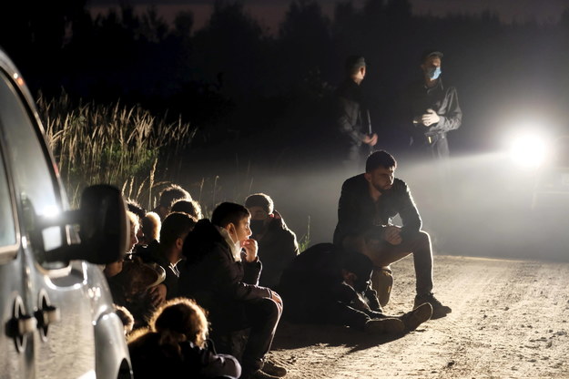 Grupa nielegalnych migrantów zatrzymana w miejscowości Vorzova na Łotwie /VALDA KALNINA /PAP/EPA