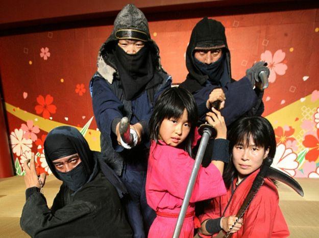 Grupa Ninja atakuje znienacka, jak na prawdziwego ninja  przystało /AFP