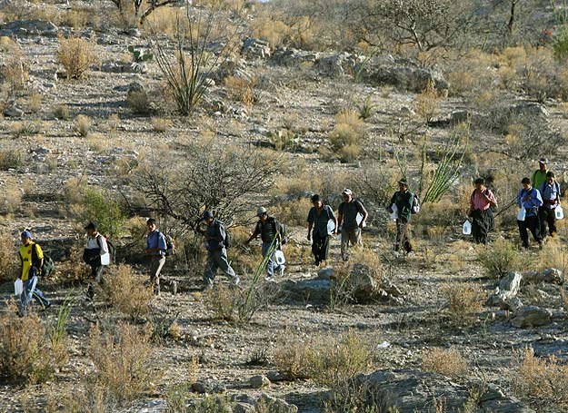Grupa osób próbująca przekroczyć nielegalnie granicę Meksyku z USA /AFP