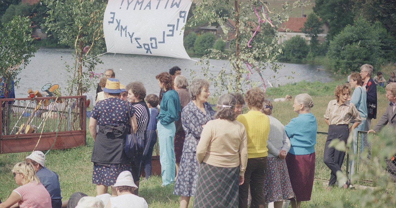 Grupa pielgrzymów podczas odpoczynku nad brzegiem jeziora Ruskiego w 1988 r. /LECH ZIELASKOWSKI /Z archiwum Narodowego Archiwum Cyfrowego