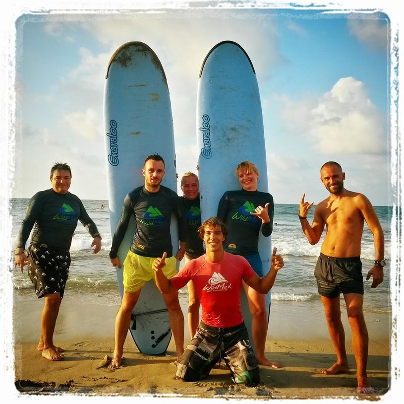 Grupa początkujących surferów. Początkowa niepewność szybko zamienia sie w nieziemską frajdę! /INTERIA.PL