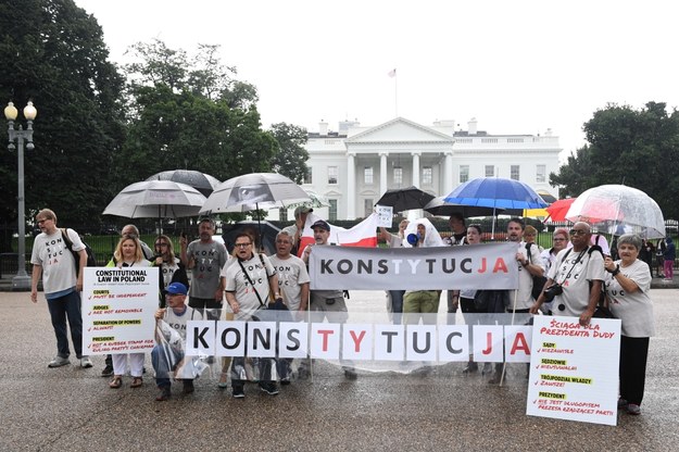 Grupa Polaków protestująca przed Białym Domem /Radek Pietruszka /PAP