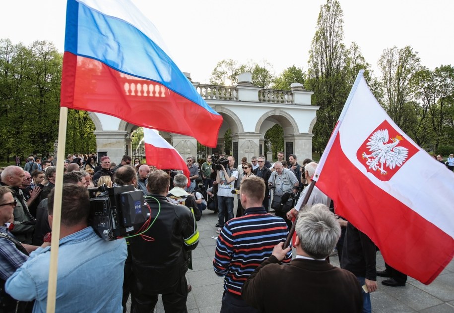 Grupa polskich motocyklistów związanych z Międzynarodowym Motocyklowym Rajdem Katyńskim przed Grobem Nieznanego Żołnierza w Warszawie /Leszek Szymański /PAP