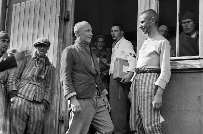 Grupa polskich więźniów KL Dachau po wyzwoleniu obozu przez Amerykanów /AFP