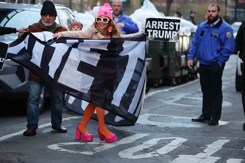 Grupa protestujących osób po oskarżeniu Trumpa przez wielką ławę przysięgłych w Nowym Jorku /Spencer Platt/Getty Images /AFP