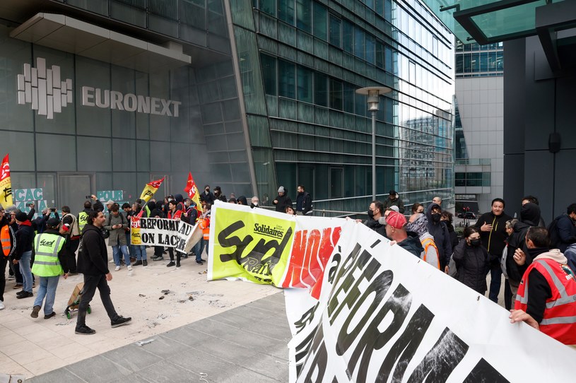 Grupa protestujących przeciwko reformie emerytalnej związkowców wdarła się w czwartek do budynku Euronext /GEOFFROY VAN DER HASSELT /AFP