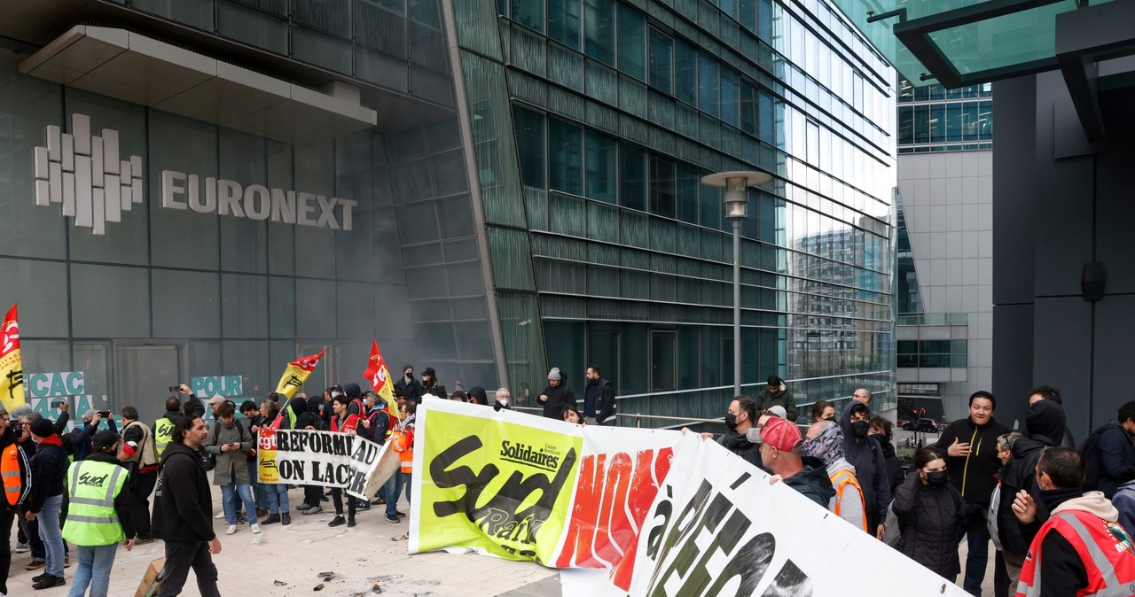 Grupa protestujących przeciwko reformie emerytalnej związkowców wdarła się w czwartek do budynku Euronext /GEOFFROY VAN DER HASSELT /AFP