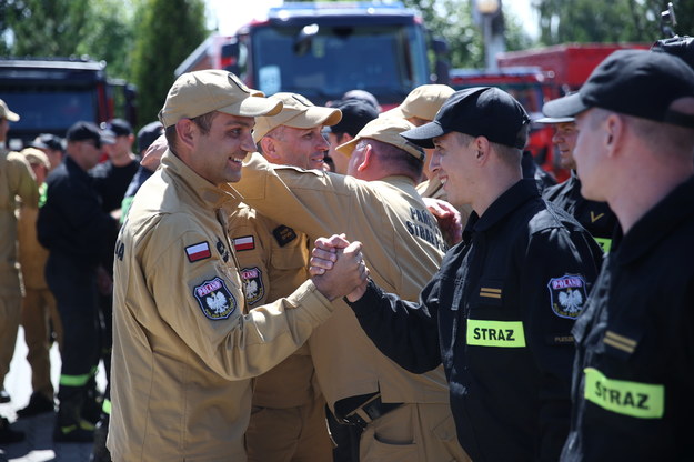 Grupa ratownicza Państwowej Straży Pożarnej podczas powitania po powrocie do kraju, 2 bm. w Katowicach /	Łukasz Gągulski /PAP