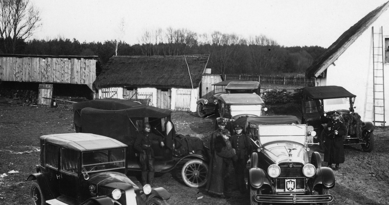 Grupa samochodów z kolumny prezydenta Ignacego Mościckiego - polowanie w Spale, 1927 rok / fot. Narodowe Archiwum Cyfrowe /