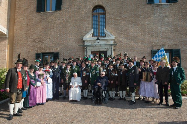 Grupa strzelców alpejskich Gebirgsschuetzen z Bawarii odwiedziła dziś w Ogrodach Watykańskich Benedykta XVI /EPA/OSSERVATORE ROMANO /PAP/EPA