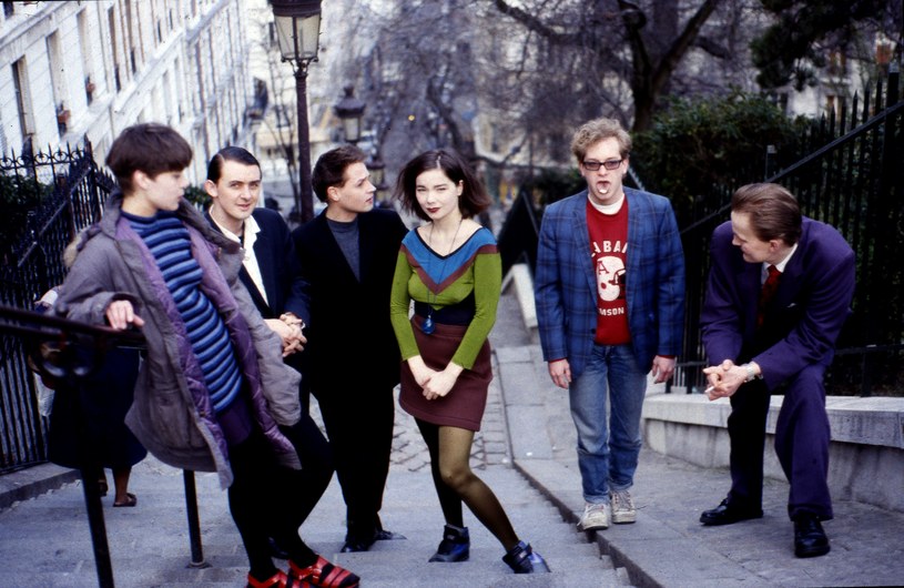 Grupa The Sugarcubes w 1990 r. w Paryżu - Björk w środku, Eldon Jónsson drugi z prawej /Martyn Goodacre /Getty Images