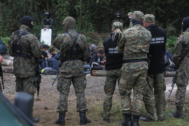 Grupa uchodźców i straż graniczna w pobliżu miejscowości Usnarz Górny / 	Artur Reszko    /PAP