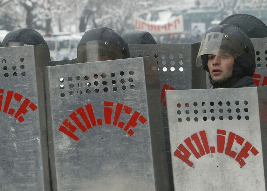 Buntownicy przejęli komisariat policji w Armenii. Trwają negocjacje