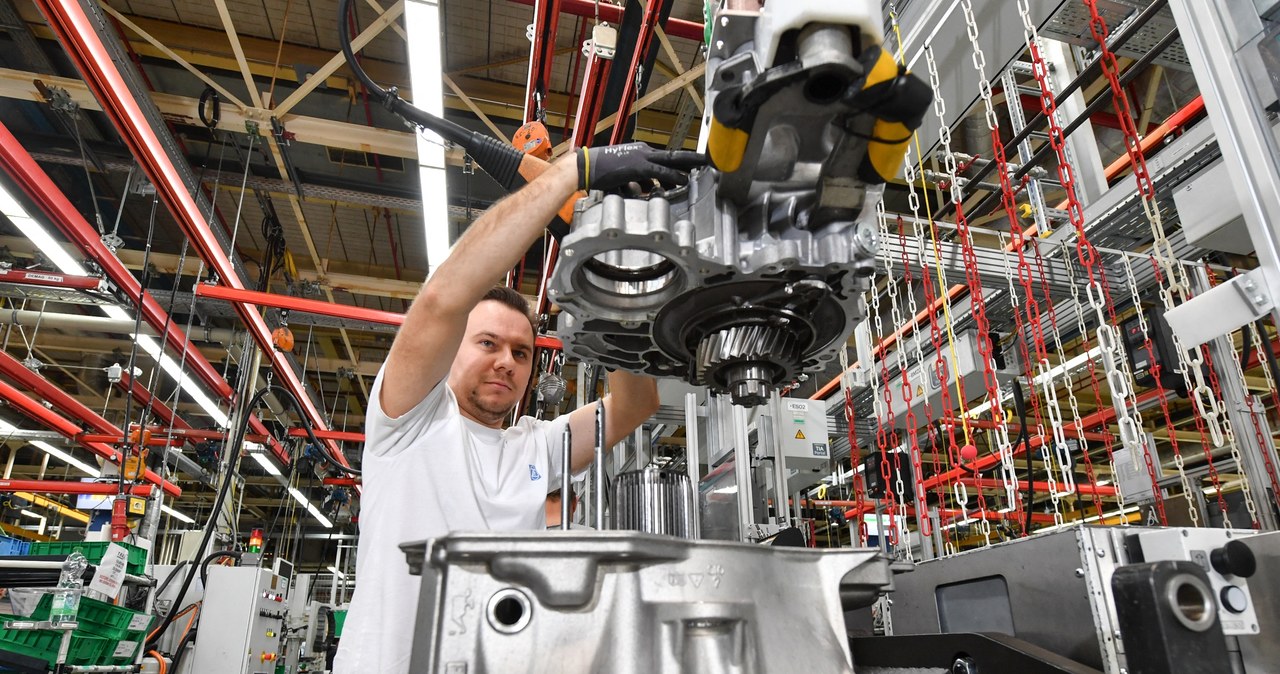 Grupa ZF produkuje m.in. skrzynie biegów, silniki elektryczne, układy zawieszenia, hamulców i wiele innych komponentów /AFP