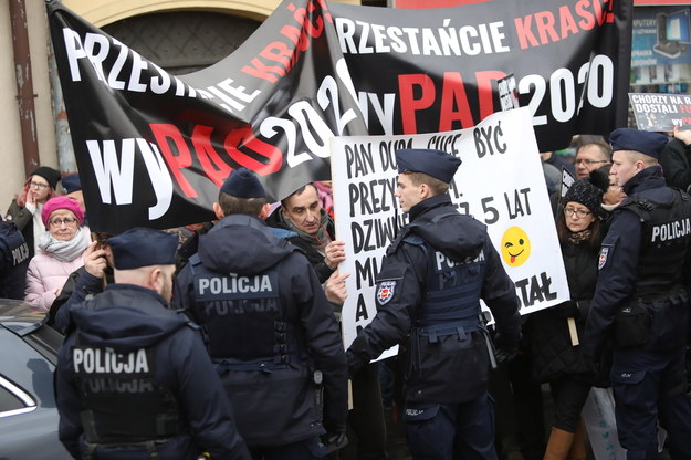 Grupka przeciwników prezydenta Andrzeja Dudy na rynku w Łowiczu podczas jego spotkania z mieszkańcami miasta / 	Leszek Szymański    /PAP