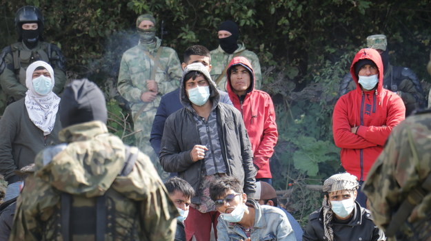Grupka uchodźców stoi przy niewielkim ognisku /Jakub Rutka /RMF FM