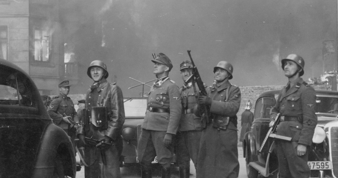 Gruppenführer Jurgen Stroop podczas tłumienia powstania w warszawskim getcie /domena publiczna