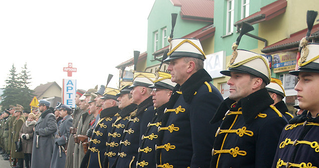 Grupy rekonstrukcyjne przed domem, w którym nocował J. Piłsudski. Fot: Małgorzata Żyłko/INTERIA /