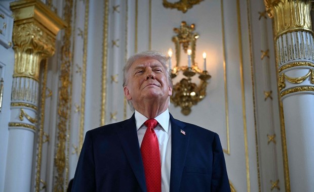Gruszki na wierzbie, drony na dachu. Nowy pomysł Trumpa związany z salą balową